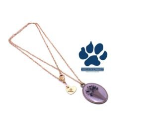 Dije con ceniza formando una flor