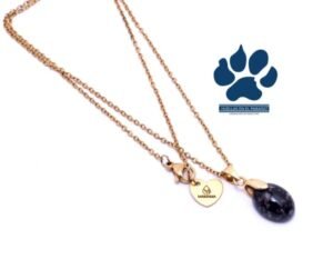 Dije en forma de gota negro con ceniza encapsulada